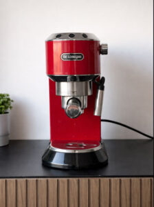Lifestylebeeld van de rode espressomachine op een keukenmeubel